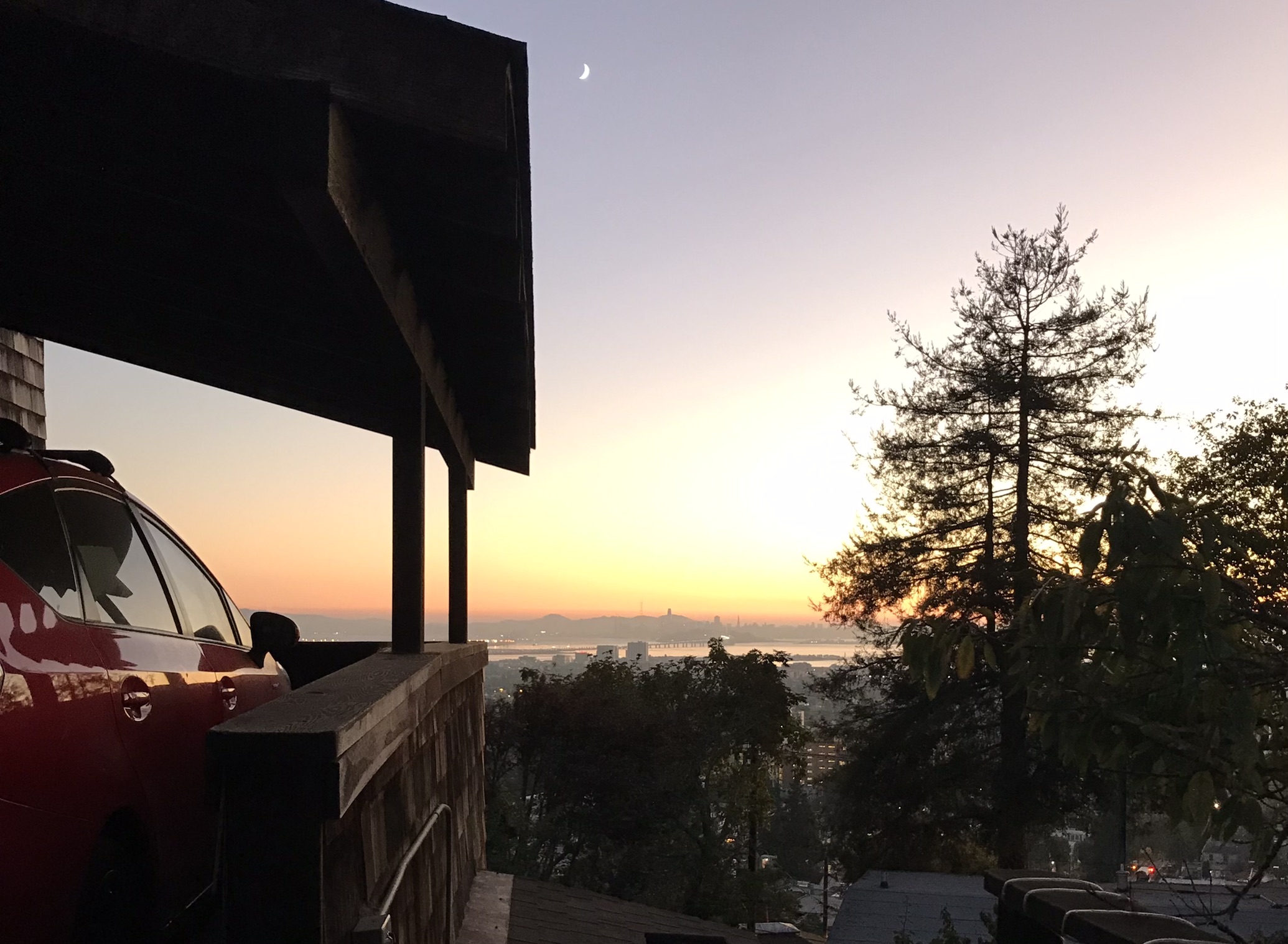 Od našeho domu: poslední srpnový západ slunce nad San Franciscem